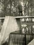 Tama na Utracie spiętrzająca wodę do kanału zasilającego parkowe stawy 1979.