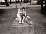 Rzeźba psa w parku Sokoła 1979, obecnie przed pałacem w Królikarni w Warszawie.